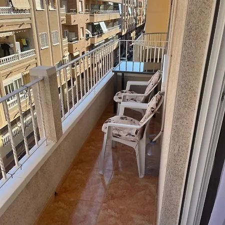 Almuden's Yellow Apartment, High-speed Free Wifi, 250m To Beach, The Center Of