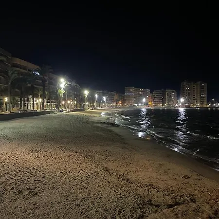 Almuden's Yellow Apartment, High-speed Free Wifi, 250m To Beach, The Center Of تورّيفيِخا