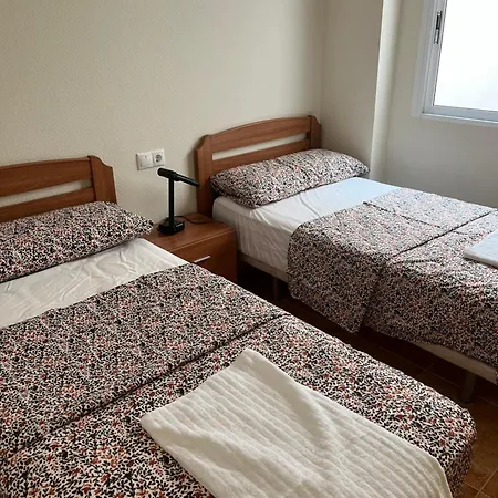 Almuden's Yellow Apartment, High-speed Free Wifi, 250m To Beach, The Center Of *