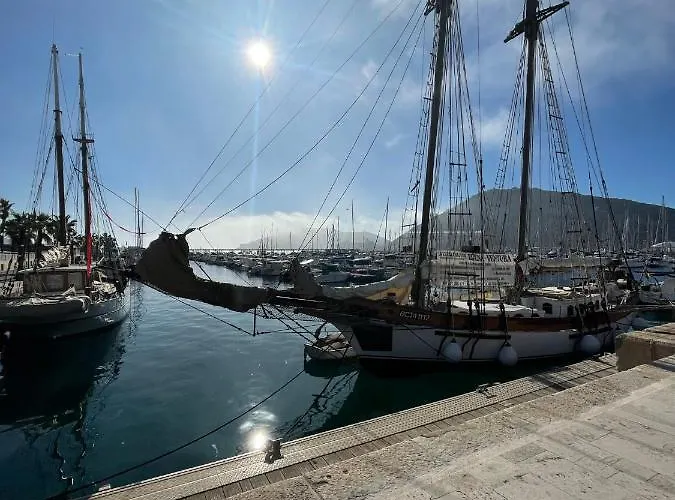 Almuden's Yellow Apartment, High-speed Free Wifi, 250m To Beach, The Center Of