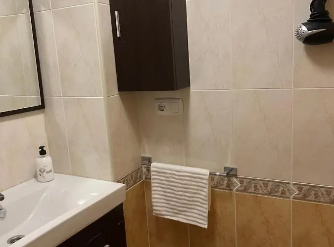 Almuden's Yellow Apartment, High-speed Free Wifi, 250m To Beach, The Center Of Apartment Torrevieja