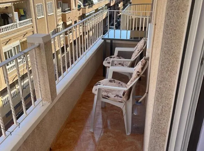 Almuden's Yellow Apartment, High-speed Free Wifi, 250m To Beach, The Center Of