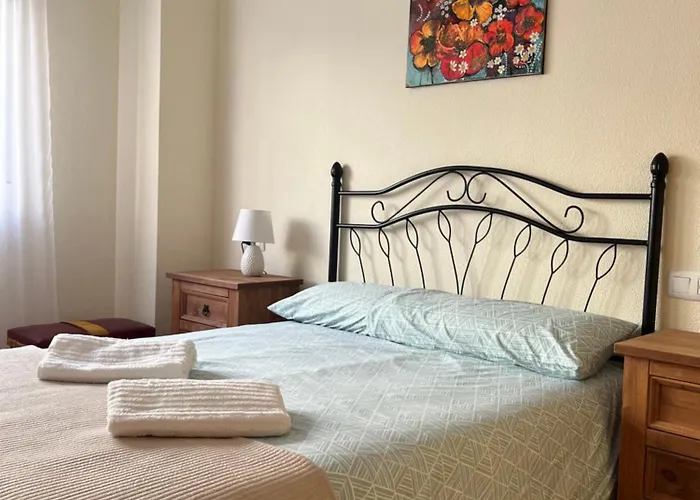 Almuden's Yellow Apartment, High-speed Free Wifi, 250m To Beach, The Center Of Apartment Torrevieja