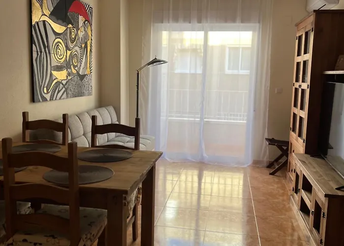 Almuden's Yellow Apartment, High-speed Free Wifi, 250m To Beach, The Center Of Apartment *