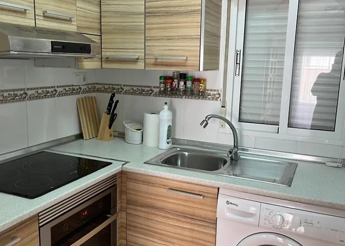 Almuden's Yellow Apartment, High-speed Free Wifi, 250m To Beach, The Center Of Apartment *