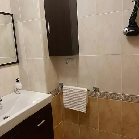 Almuden's Yellow Apartment, High-speed Free Wifi, 250m To Beach, The Center Of Lägenhet Torrevieja